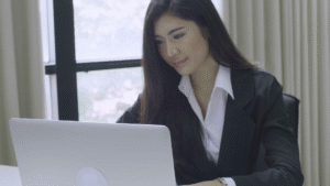 videoblocks-4k-beautiful-young-asian-business-woman-working-with-laptop-computer_bghbtulhb_thumbnail-1080_08